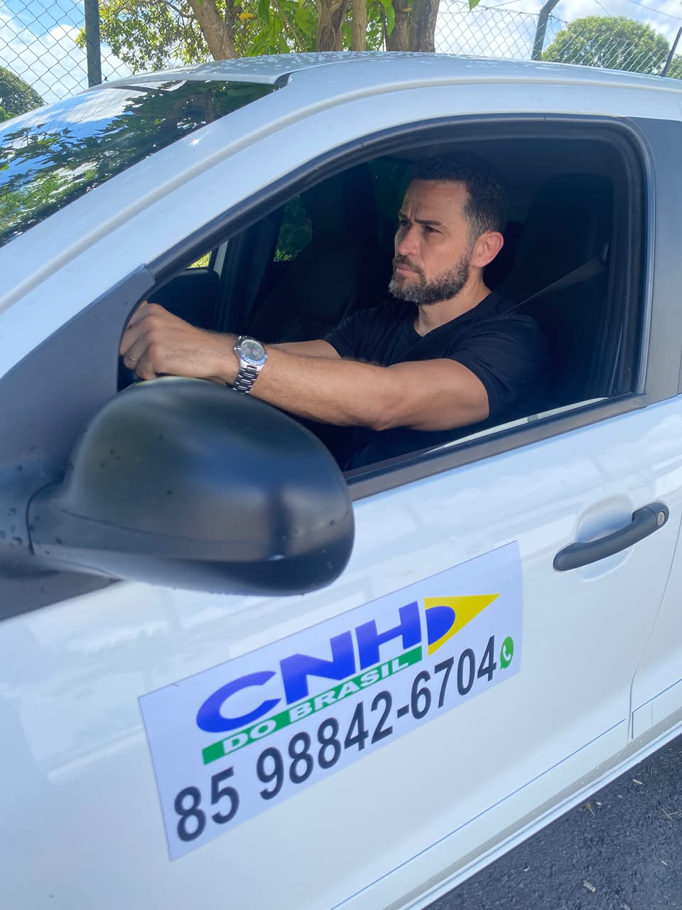 Instrutor Ivan Abreu dentro do carro durante aula prática